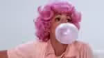 A atriz de “Grease” afirmou ter se sentido “uma palhaça” devido à peruca usada no filme