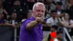 Técnico Dorival Jr. demonstra insatisfação e apresenta os óculos à equipe de arbitragem durante partida do Campeonato Brasileiro