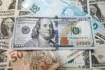 RJ - MERCADO/DÓLAR - ECONOMIA - ECONOMIA - Registro de notas de dólar, feito em Petrópolis (RJ), na manhã desta quarta-feira, 18 de dezembro de 2024. O dólar     não dá trégua e volta a subir até R$ 6,1412 (+0,74%) no mercado à vista nesta manhã, após abertura perto da     estabilidade. Além da espera pela conclusão das votações do pacote fiscal na Câmara, prevista para esta quarta, o     mercado sustenta demanda cambial, em especial por empresas e fundos, para remessas de dividendos ao exterior ainda     nesta semana, antes das festas de fim de ano.     18/12/2024 - Foto: DAVI CORRÊA/ENQUADRAR/ESTADÃO CONTEÚDO