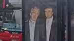 Manifestantes colocam foto de Trump ao lado de Epstein em Londres