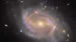 Telescópio Espacial Hubble captura imagem de galáxia espiral com 137 milhões de anos-luz de distância da Terra