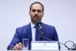 O ministro Alexandre de Moraes bloqueia contas de Eduardo Bolsonaro buscando dificultar ações nos Estados Unidos