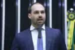 Plano de Eduardo Bolsonaro em aguardar perda de mandato por falta serve para permanecer elegível