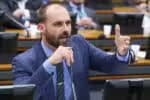 Eduardo Bolsonaro declara que não renunciará ao mandato de deputado