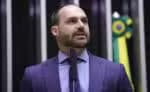 É solicitado o bloqueio do pagamento do salário do deputado Eduardo Bolsonaro devido à sua ausência na Câmara dos Deputados