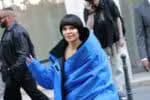 Lisa Rinna usa conjunto de perucas em Semana de Alta-Costura