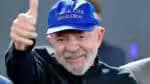 Lula veste boné com mensagem “Brasil é dos brasileiros” em evento no Espírito Santo