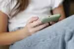 Estudo aponta que jovens mulheres sofrem com consequências mais severas do uso de redes sociais