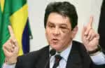 Roberto Jefferson afirma que a tornozeleira “aperta o pé”; Moraes autoriza substituição