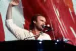 Phil Collins utilizou aviões e helicópteros para se apresentar nos dois palcos do Live Aid
