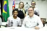 Santos anuncia renovação de contrato com Robinho Jr