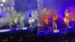 Atores de “Ted Lasso” se apresentam ao vivo em show para interpretar a música tema