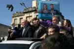 Milei interrompe caminhada em meio a manifestações e lançamento de objetos