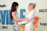 Melanie Griffith e Dakota Johnson aparecem juntas no evento de estreia