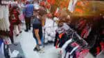 Câmeras de segurança registraram um furto a um cliente em uma loja no bairro do Flamengo, no RJ