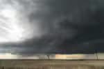 A previsão indica que uma nova frente fria pode gerar tornados e tempestades; informe-se sobre como se preparar