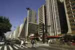 O Brasil registra 213,4 milhões de habitantes, segundo informações recentes do IBGE