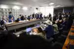 Comissão Parlamentar Mista investiga o INSS: oposição celebra, base tenta diminuir impacto