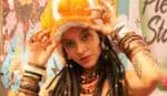 Marina Peralta integra elementos do reggae, com letras que abordam questões relevantes e uma valorização do autoconhecimento