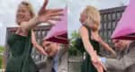 Pamela Anderson e Liam Neeson revivem cena de “Titanic”