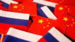 Rússia e China conduzem exercícios de artilharia naval no Mar do Japão