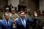 JD Vance é alvo de críticas durante visita a militares em Washington