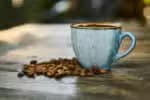 Café enfrenta alta de preços devido a tarifa elevada, produção reduzida e aumento da procura