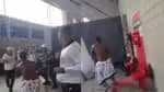 Torcedores e policiais militares se enfrentam em confronto durante partida entre Santos e Vasco