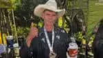 Homem bêbado e descalço: veja o Cowboy Corredor que se tornou viral após competição