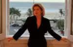 Debora Bloch interpreta Odete Roitman nos bastidores de “Vale Tudo”