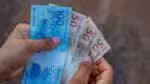 Estudantes brasileiros têm acesso a R$ 200,00 na caixa eletrônica nesta segunda-feira (25)