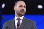 Eduardo Bolsonaro solicita que Hugo Motta exerça suas funções remotamente