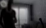 Câmera do Corpo de Policiais registra gato preto sem pelos acompanhado de duas mulheres