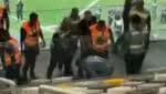 Torcedores do Godoy Cruz protagonizam confusão com as autoridades policiais no estádio Arena MRV