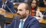 Líder do PT solicita que Câmara impeça pagamento de salário a Eduardo Bolsonaro