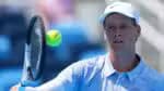 Jannik Sinner vence adversidade climática, elimina o francês e garante classificação nas quartas de final em Cincinnati