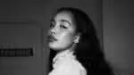 Jorja Smith remarca turnê no Brasil para 2026; veja as novas datas