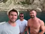 Liam Hemsworth comemora aniversário de Chris Hemsworth: “Quero seu abdômen”