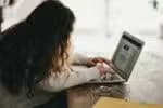 Ergonomia: como posicionar mãos e corpo para digitar e usar o computador
