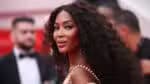 Naomi Campbell posa com traje de banho em Ibiza