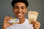 Pé-de-Meia: Estudantes de baixa renda têm direito a bolsas de até R$ 9.200; confira como acessar