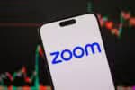 A empresa Zoom registra aumentos significativos nas projeções de resultados anuais, impulsionados pela alta demanda por inteligência artificial