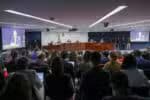 Quais deputados acompanharam de perto o primeiro dia de julgamento envolvendo o ex-presidente Bolsonaro?