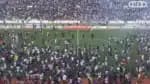 A torcida de Cabo Verde invade o gramado após o acesso à Copa