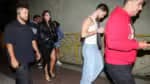 Bruna Marquezine quebra sandália e deixa festa acompanhada de João Guilherme