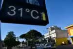 Intenso calor de 30°C afeta a capital paulista, mas queda brusca de temperatura interrompe a semana
