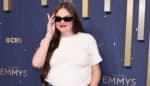 Atriz causa impacto com visual diferente no tapete vermelho da premiação Emmy 2025