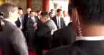 Putin e Kim Jong-un se cumprimentam calorosamente ao final de encontro na China