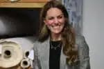Kate Middleton surge com visual estampado com a estampa do Príncipe de Gales