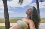 Mariana Rios exibe sua barriga ao posar de biquíni em Trancoso, Bahia